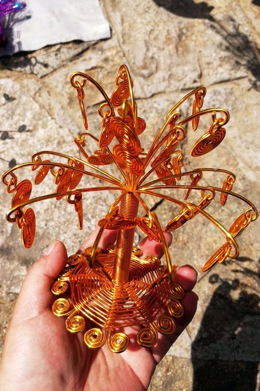 心靈手巧攤販景區(qū)賣自制銅絲工藝品 只為掙手工費(fèi) 生意好要等旺季